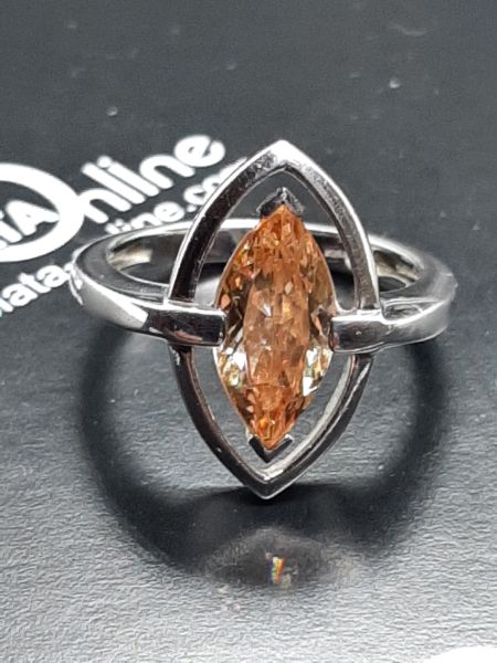 Anillo de plata oval de 10mm x 20mm y citrino oval de 7mm x 15mm. Diámetro 19mm.