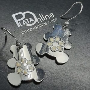 Pendientes de plata osito 20mm x 25mm con flor de 6 hojas de nacar.