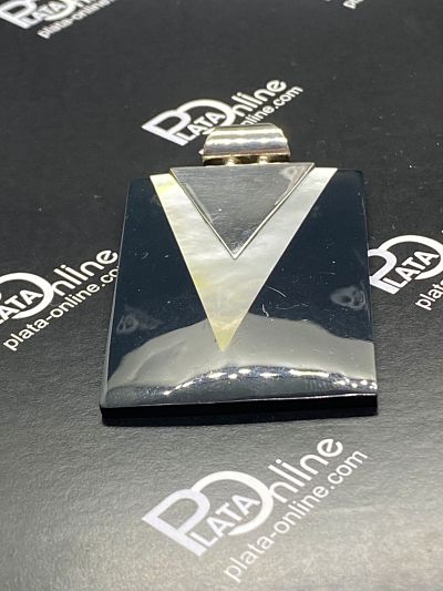 Colgante de plata. Triángulo sobre triángulo de NACAR en rectángulo de 36mm x 46mm