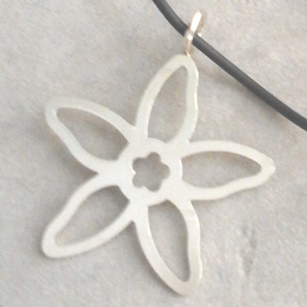 Colgante de Plata. Flor 42mm 5 pétalos.