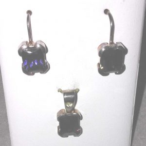 Conjunto de plata. Collar y pendientes. Lazos con amatista violeta ovalada 5mm x 14mm.